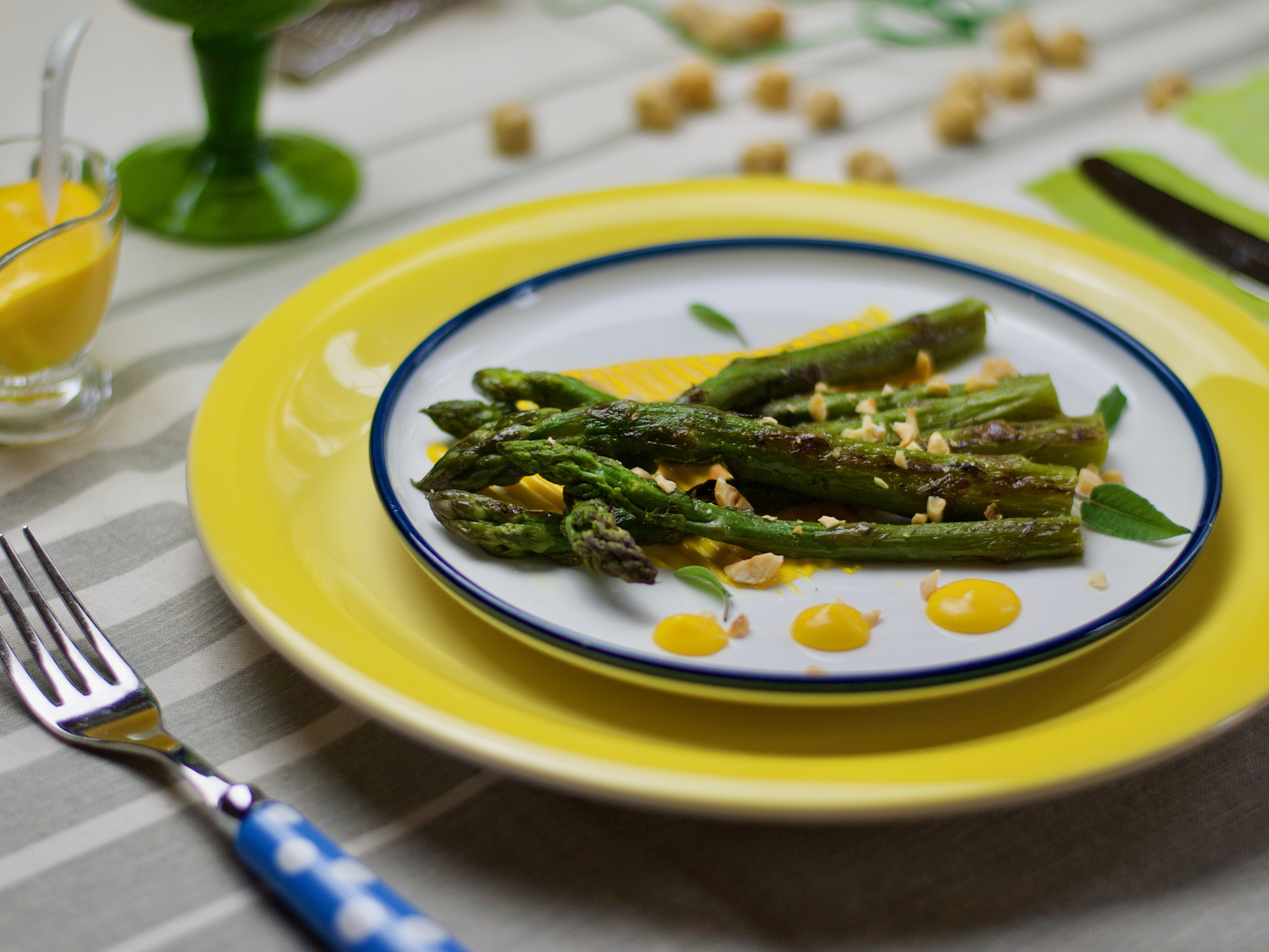 Asparagi alla griglia con salsa al parmigiano