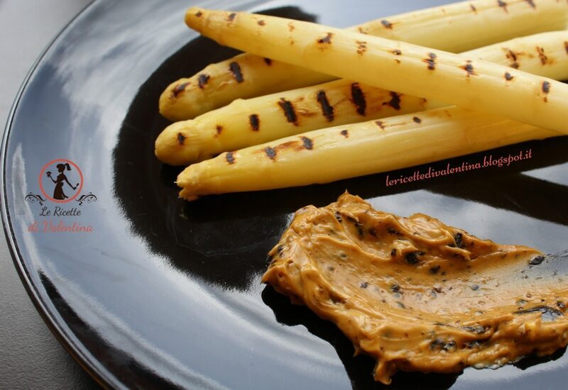 Asparagi bianchi grigliati con maionese all’aglio nero