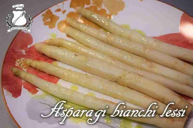 Asparagi bianchi lessi