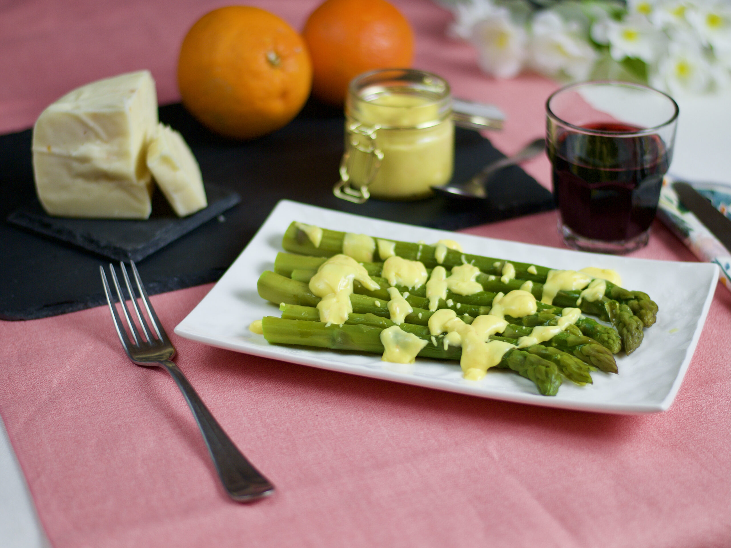 Asparagi con crema salata al pecorino