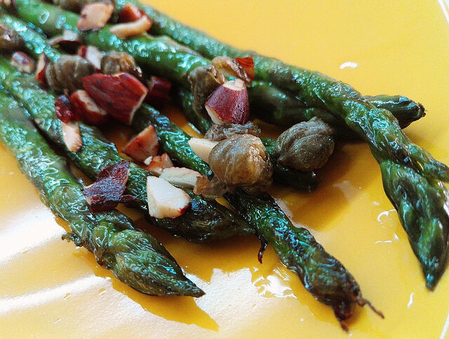 Asparagi con mandorle e capperi