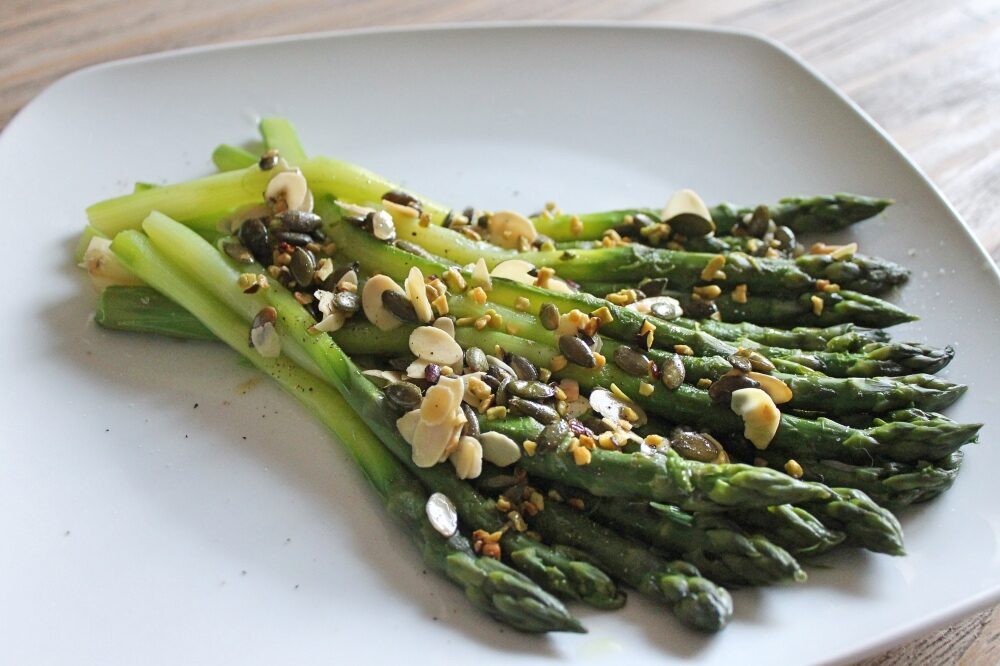 Asparagi con mandorle, pistacchi e semi di zucca