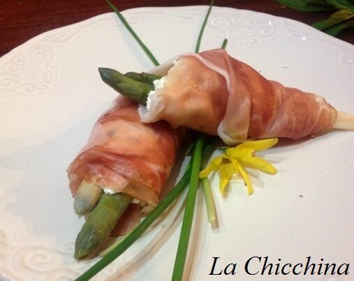 Asparagi con mousse di robiola e speck