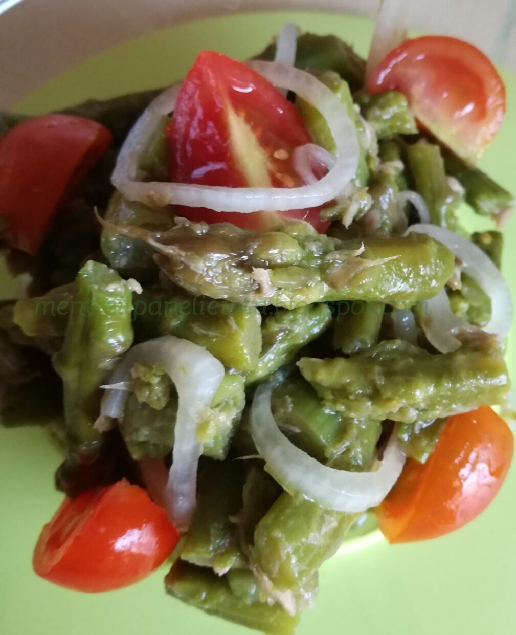 Asparagi con tonno e cipolla in insalata