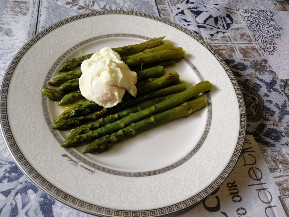 Asparagi con uova in camicia