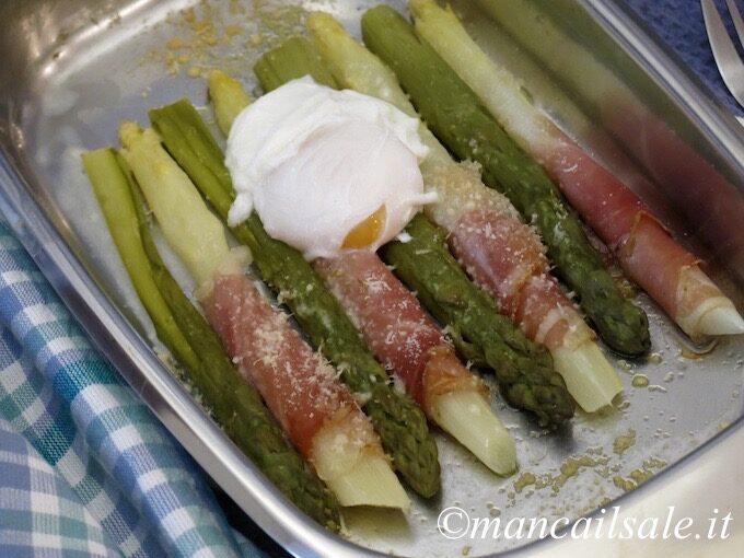 Asparagi croccanti al forno con uovo in camicia