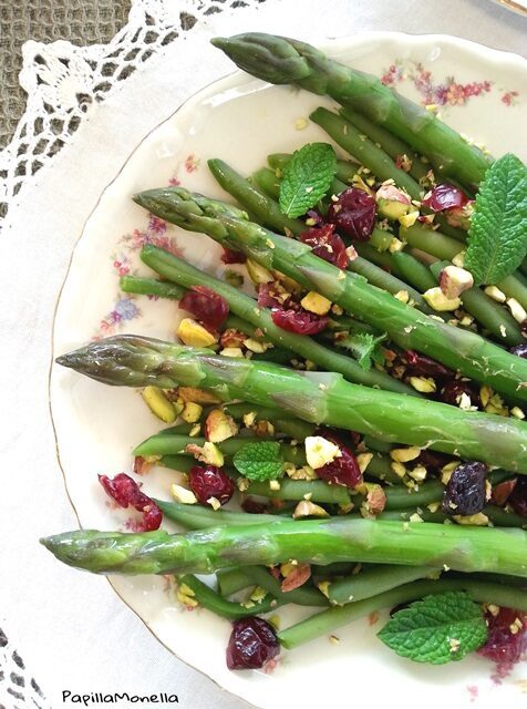 Asparagi, fagiolini pistacchi e mirtilli salad