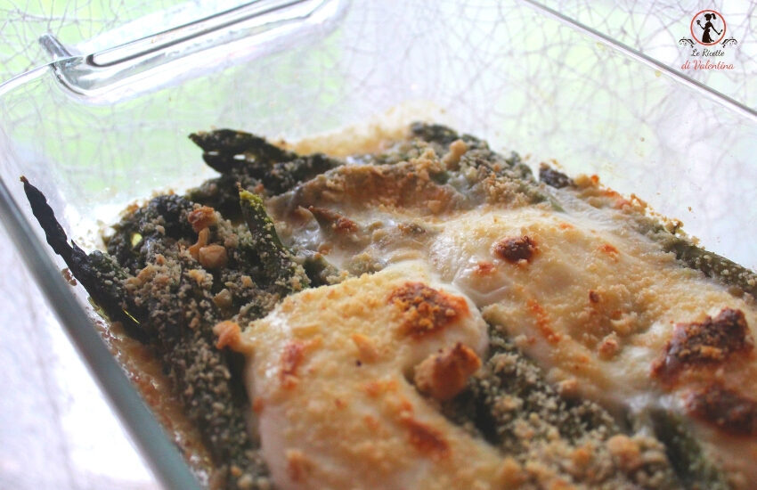Asparagi gratinati con stracchino e polvere di nocciole