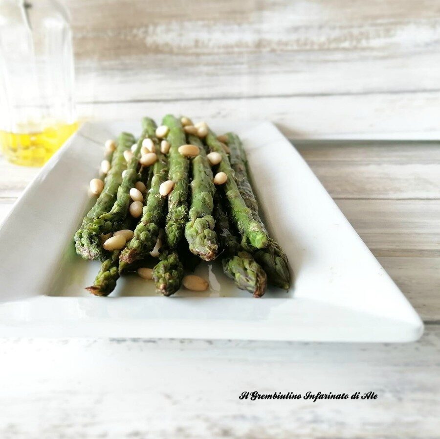 Asparagi grigliati con limone e pinoli