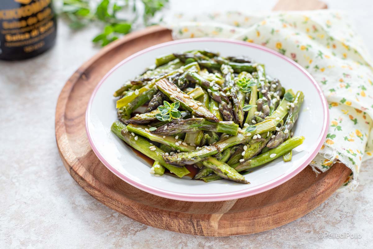Asparagi in padella con soia e sesamo