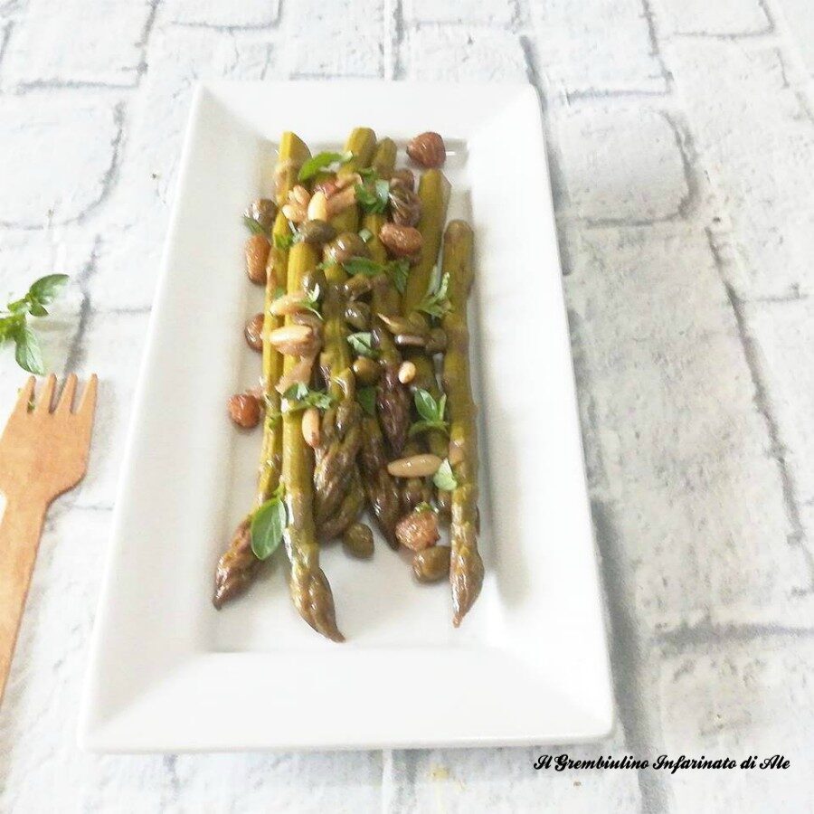 Asparagi in padella con uvetta e pinoli