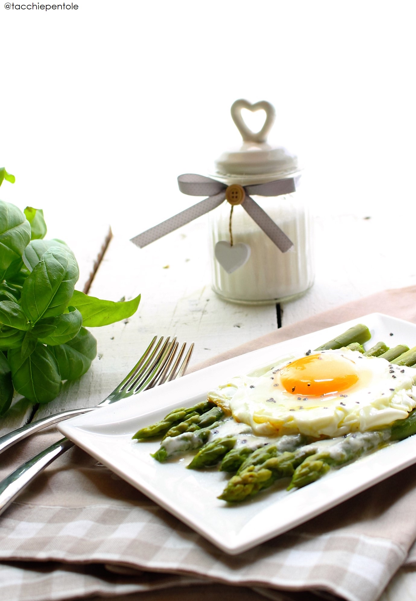Asparagi in salsa di parmigiano e uovo fritto
