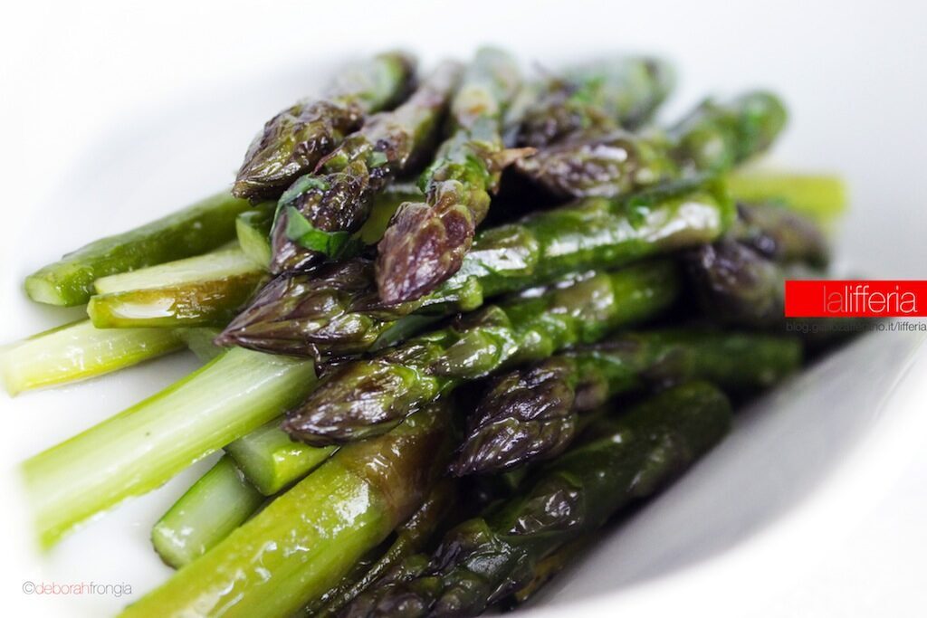 Asparagi saltati in padella | contorno semplice