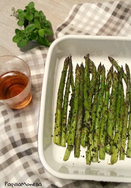 Asparagi ubriachi al forno con erbe aromatiche