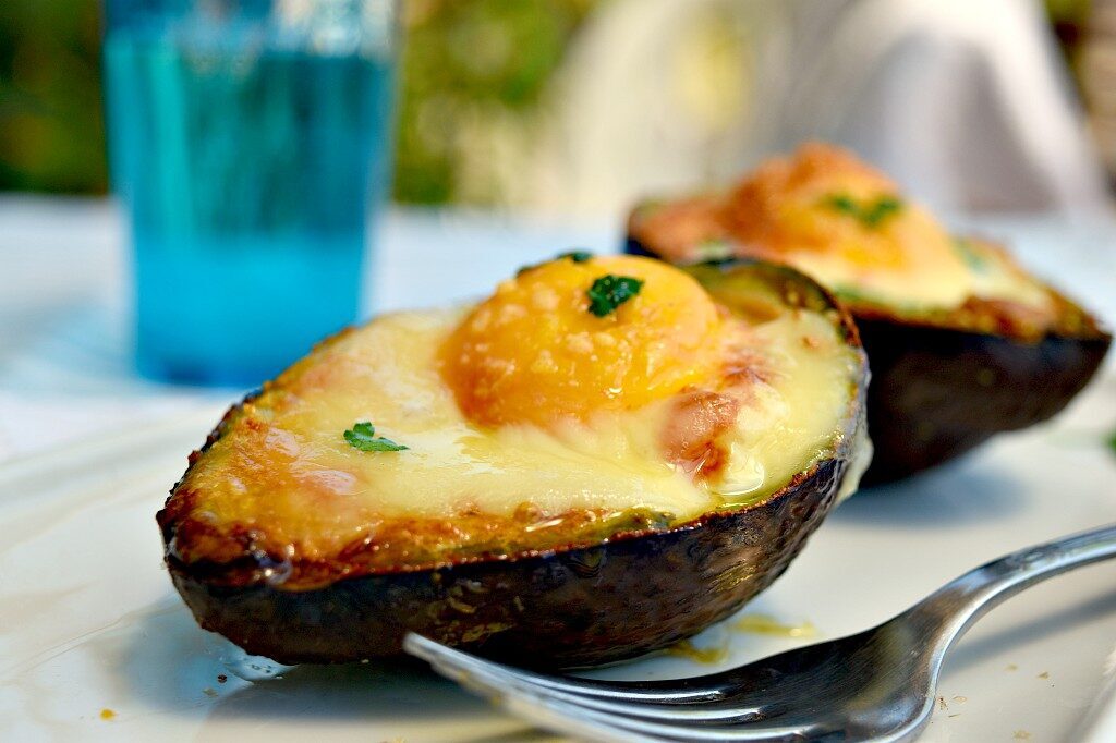Avocado al forno con le uova, ricetta semplice ed originale