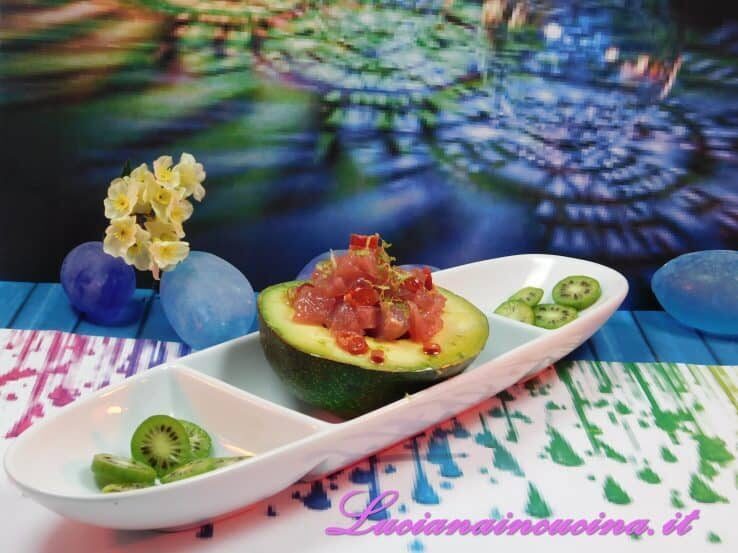 Avocado, tartare di tonno e polvere di lime
