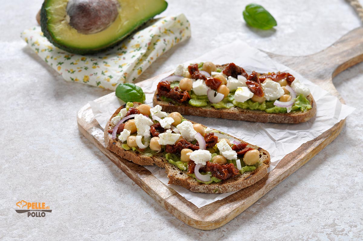 Avocado toast con ceci e pomodori secchi