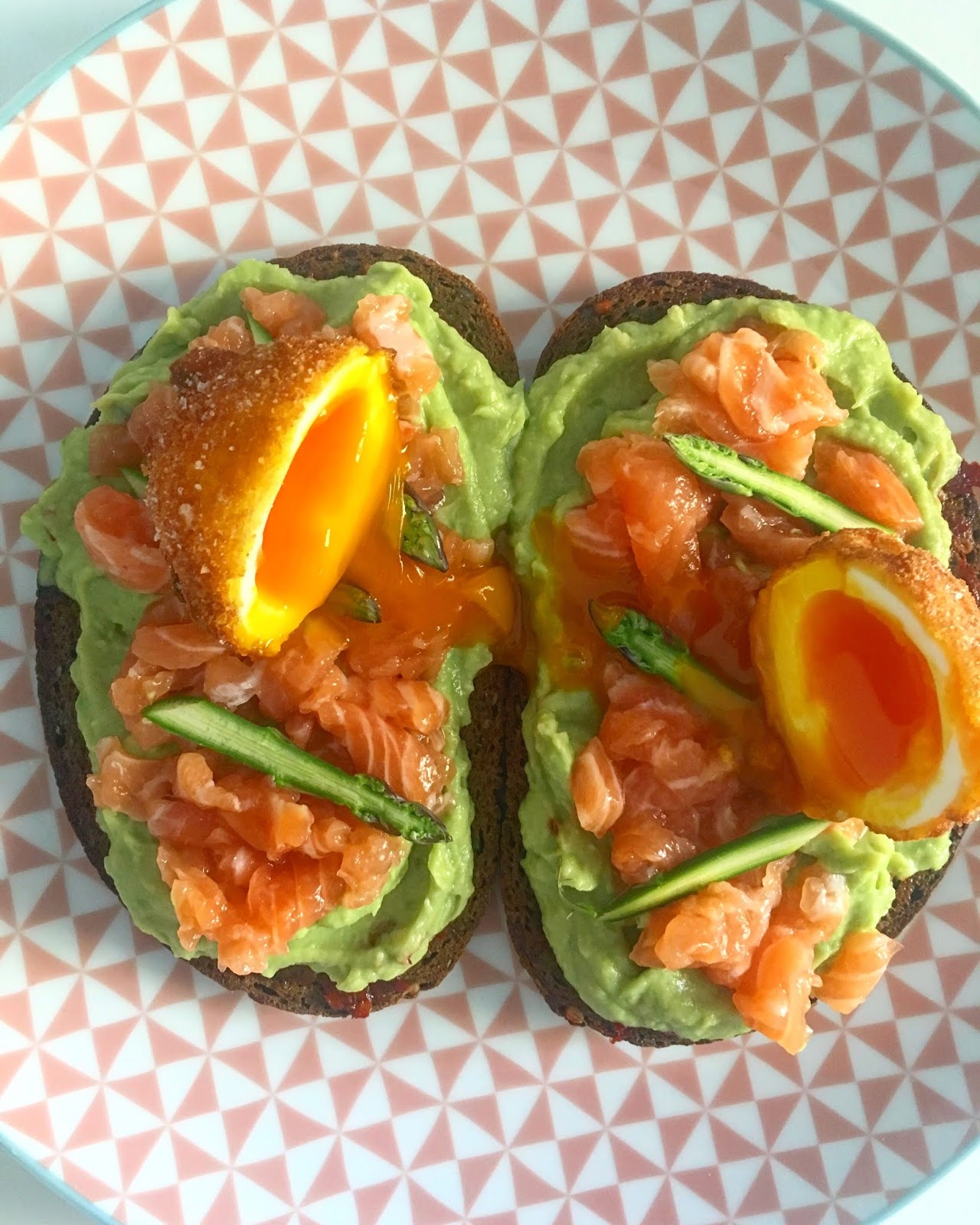 Avocado toast con ndujia, crudo di salmone e uovo barzotto fritto