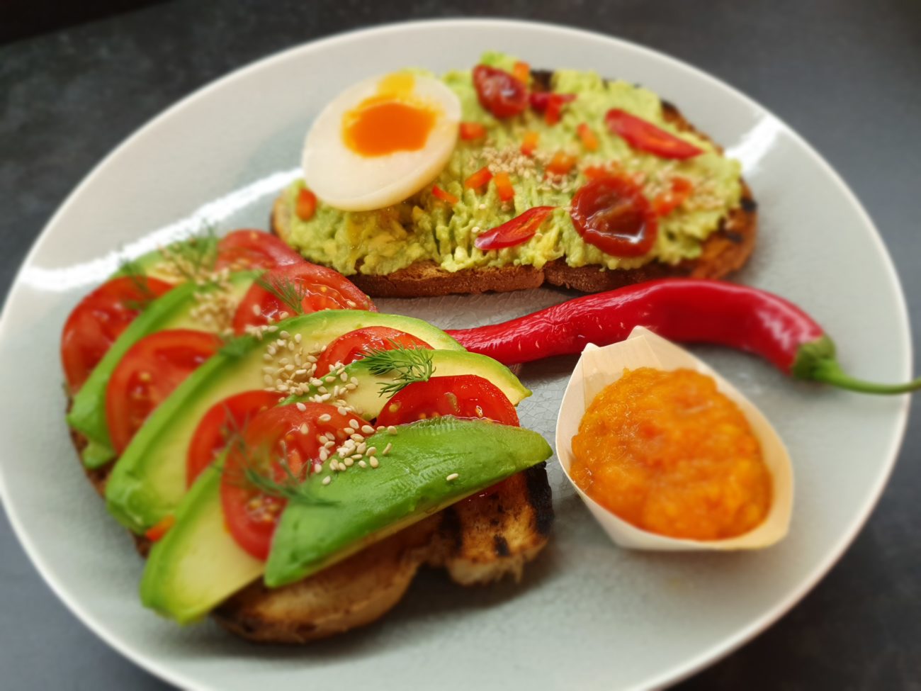 Avocado toast con peperoni e semi di sesamo