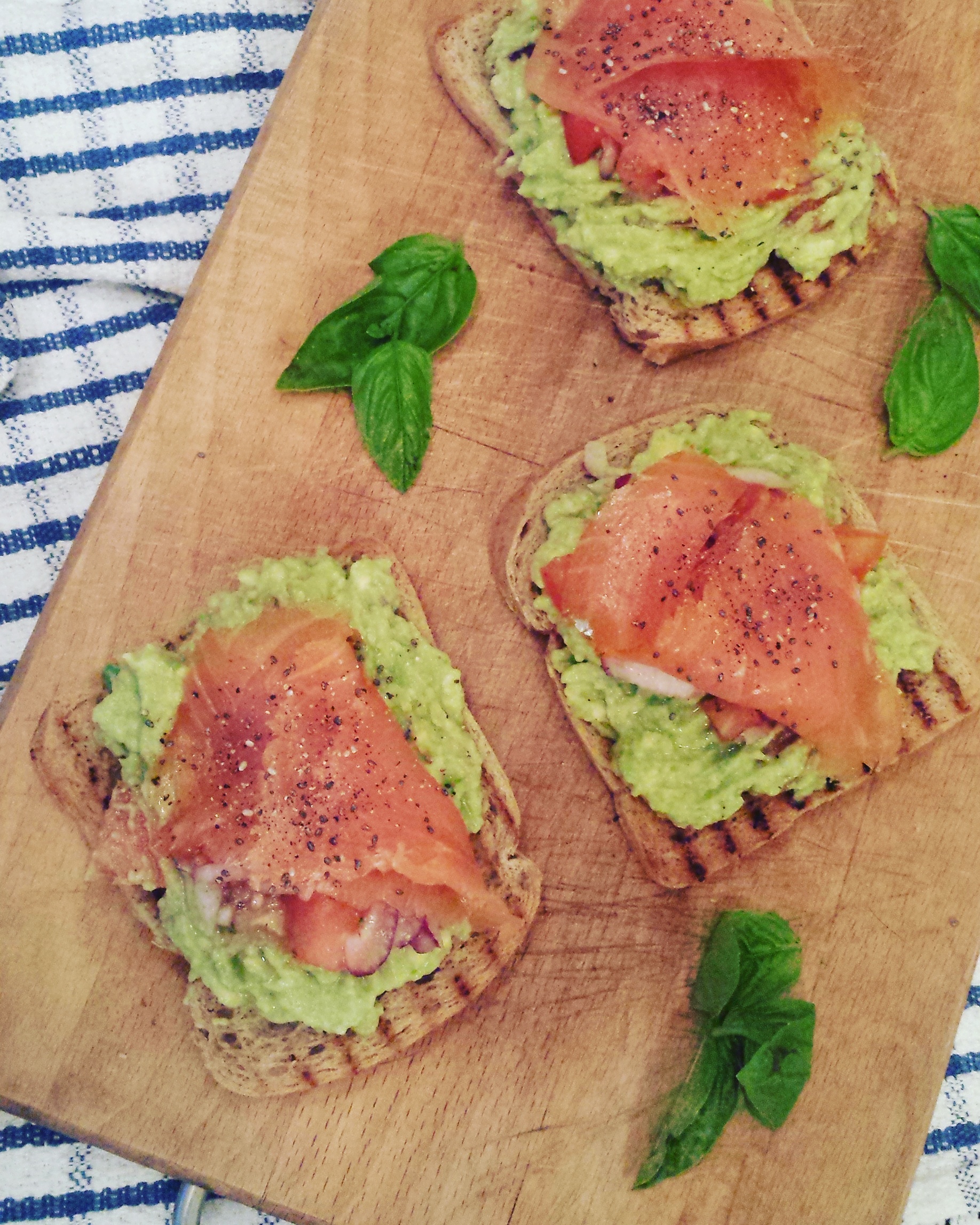 Avocado toast con salmone.