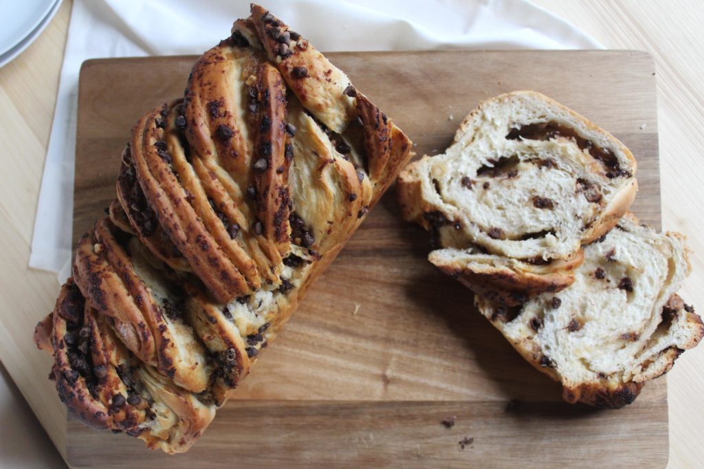 Babka al cioccolato con pere caramellate e nocciole