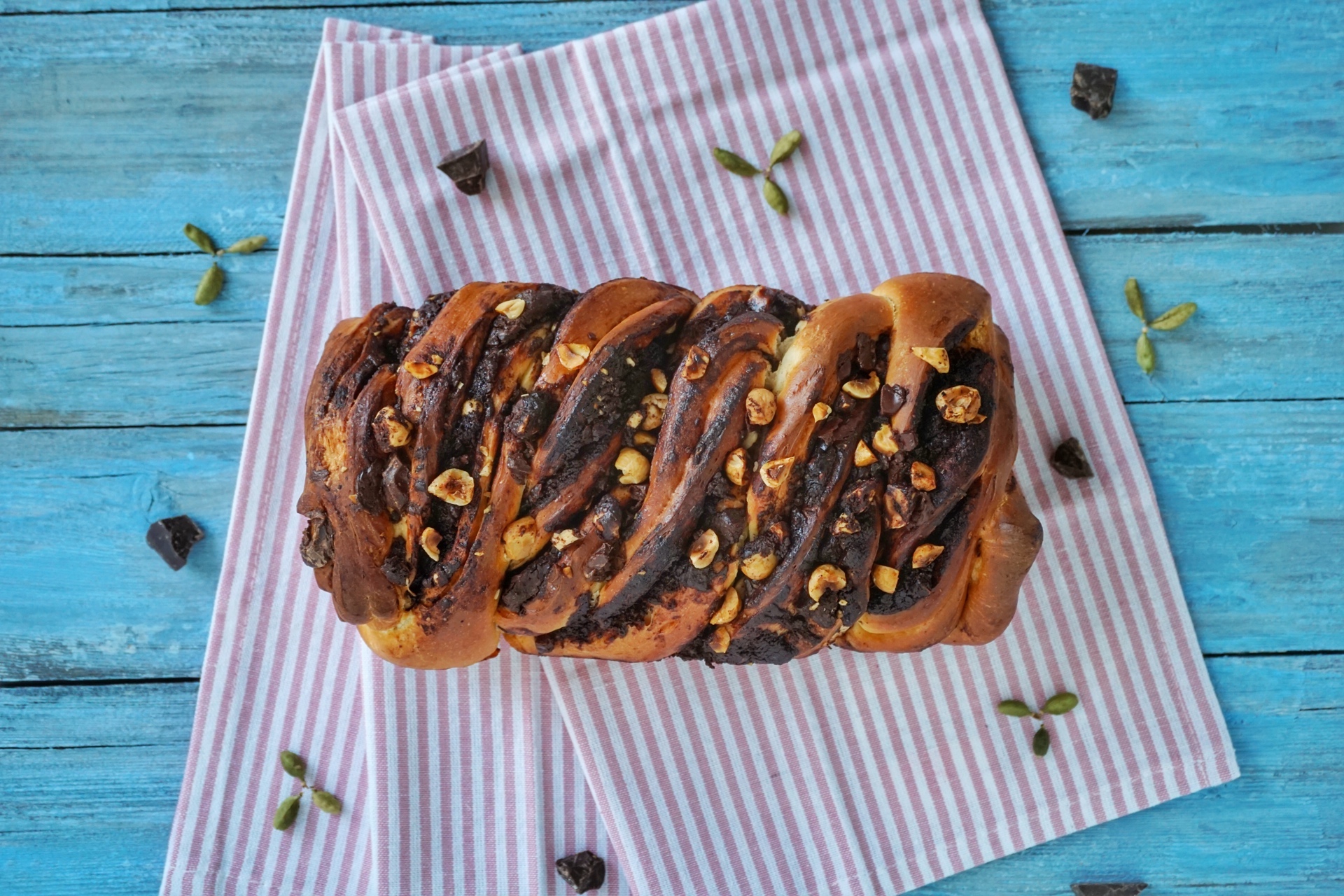Babka con cioccolato, nocciole e cardamomo