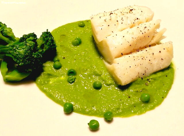 Baccalà in padella su piselli cremosi – ricetta facile