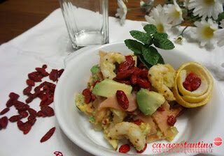 Bacche di goji, avocado e gamberi