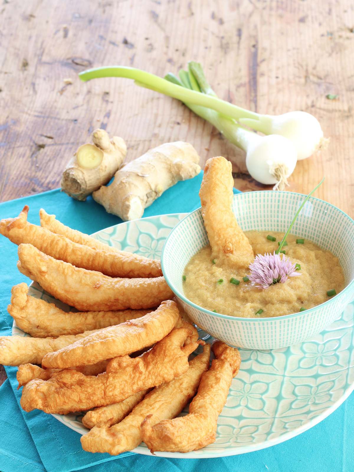 Bacchette di pollo pastellato con dip di cipollotti e zenzero