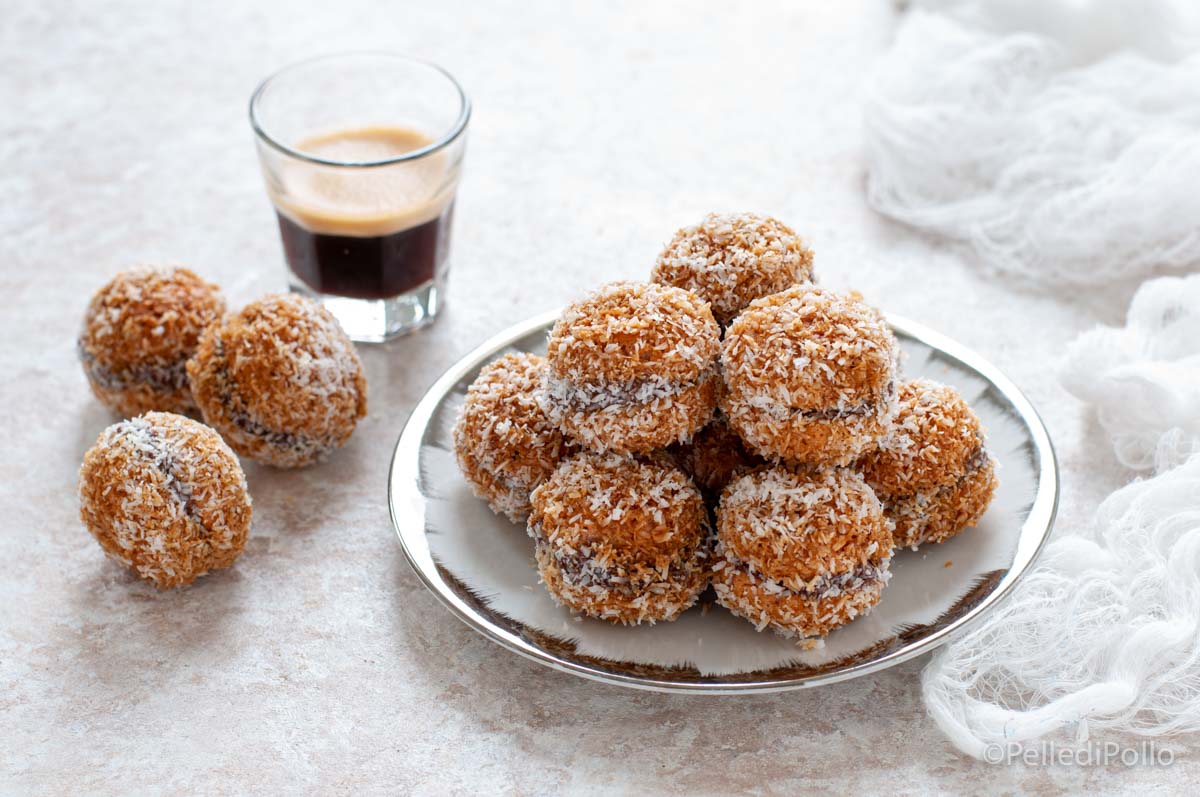 Baci di amaretti semplicissimi al cocco e nutella
