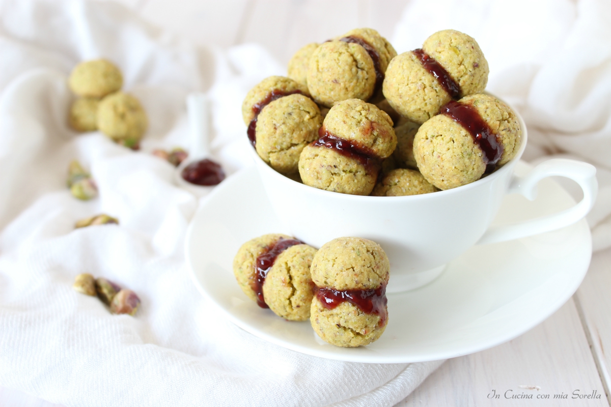 Baci di dama al pistacchio e lampone