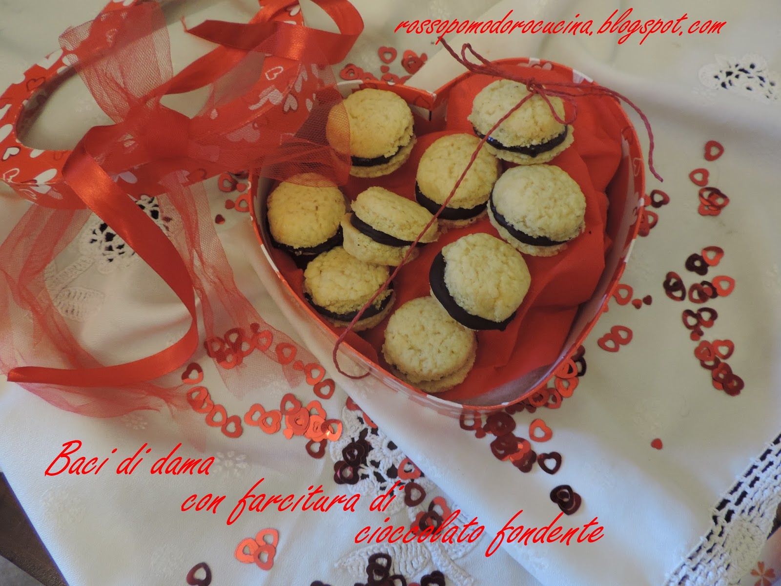 Baci di dama con farcitura di cioccolato fondente