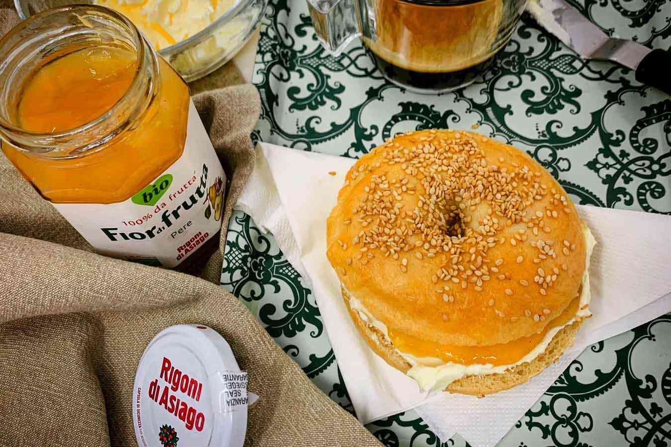 Bagel burro salato e marmellata di pere Rigoni di Asiago