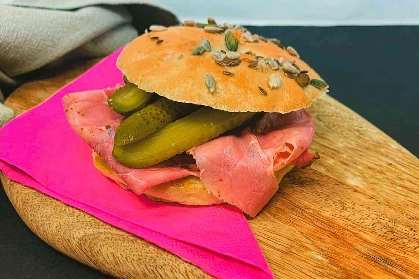 Bagel con pastrami, senape e cetriolini