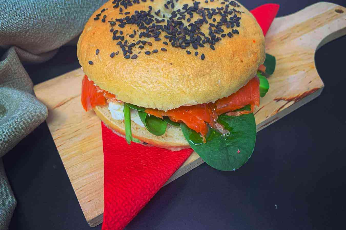 Bagel con salmone, cream cheese, avocado e spinaci