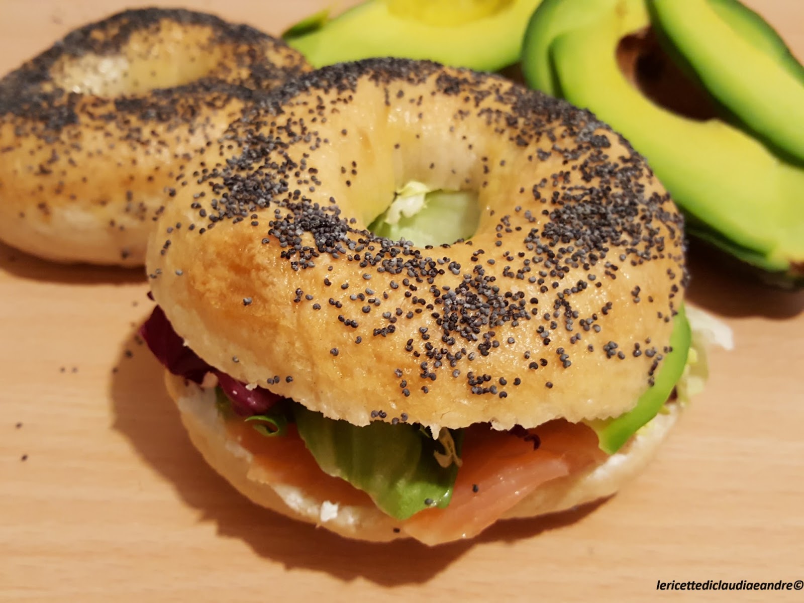 Bagels con philadelphia, salmone, prosciutto e avocado