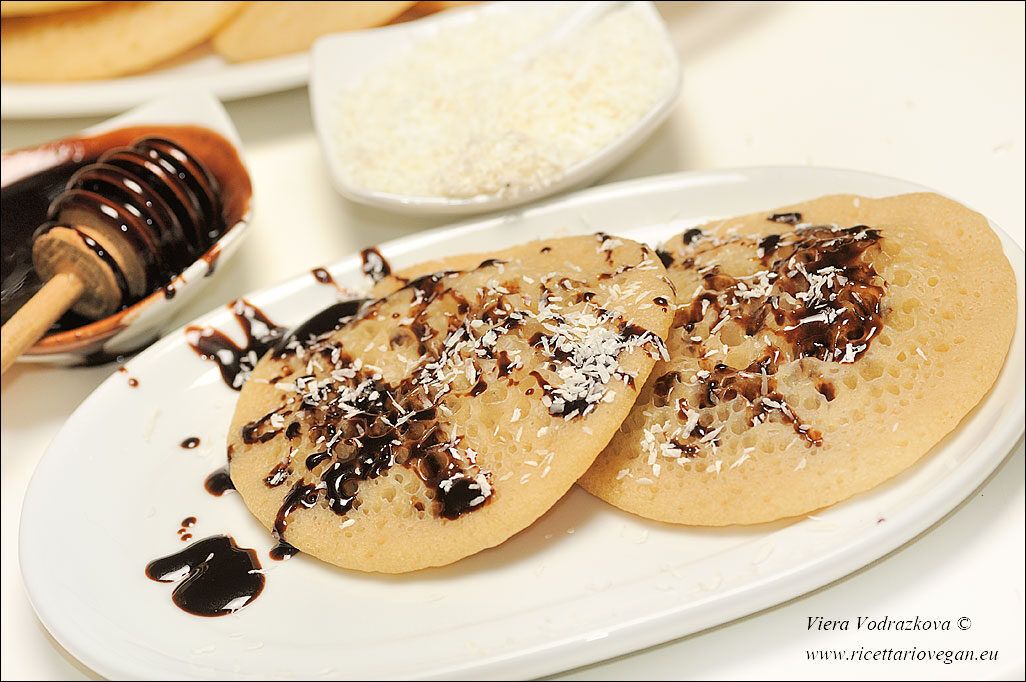 Baghrir marocchino dolce con topping al cacao