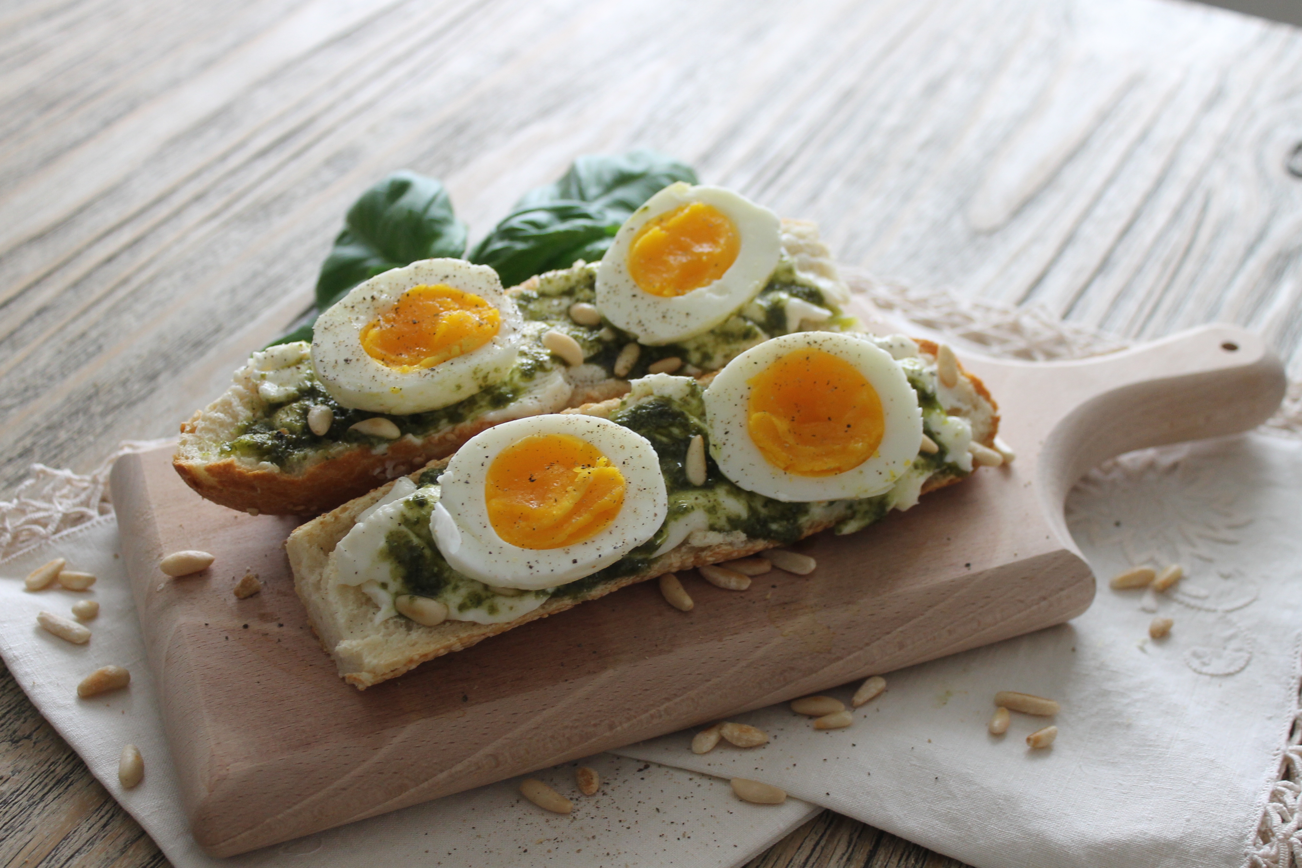 Baguette con stracchino, pesto e uova sode