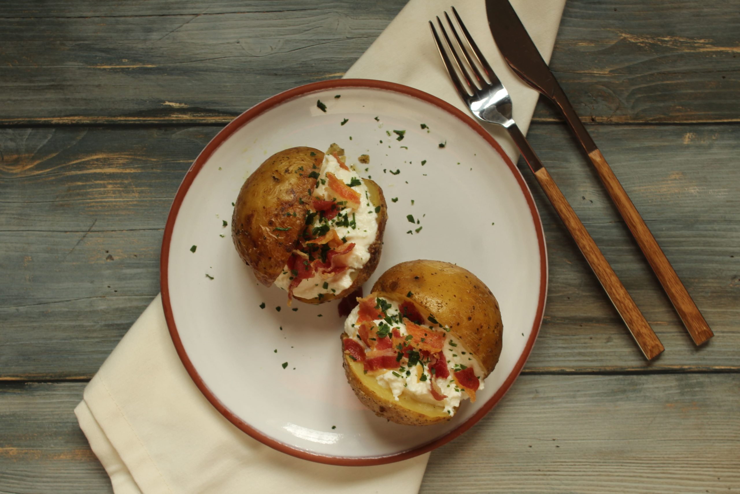 Baked potatoes: patate ripiene con bruss e bacon
