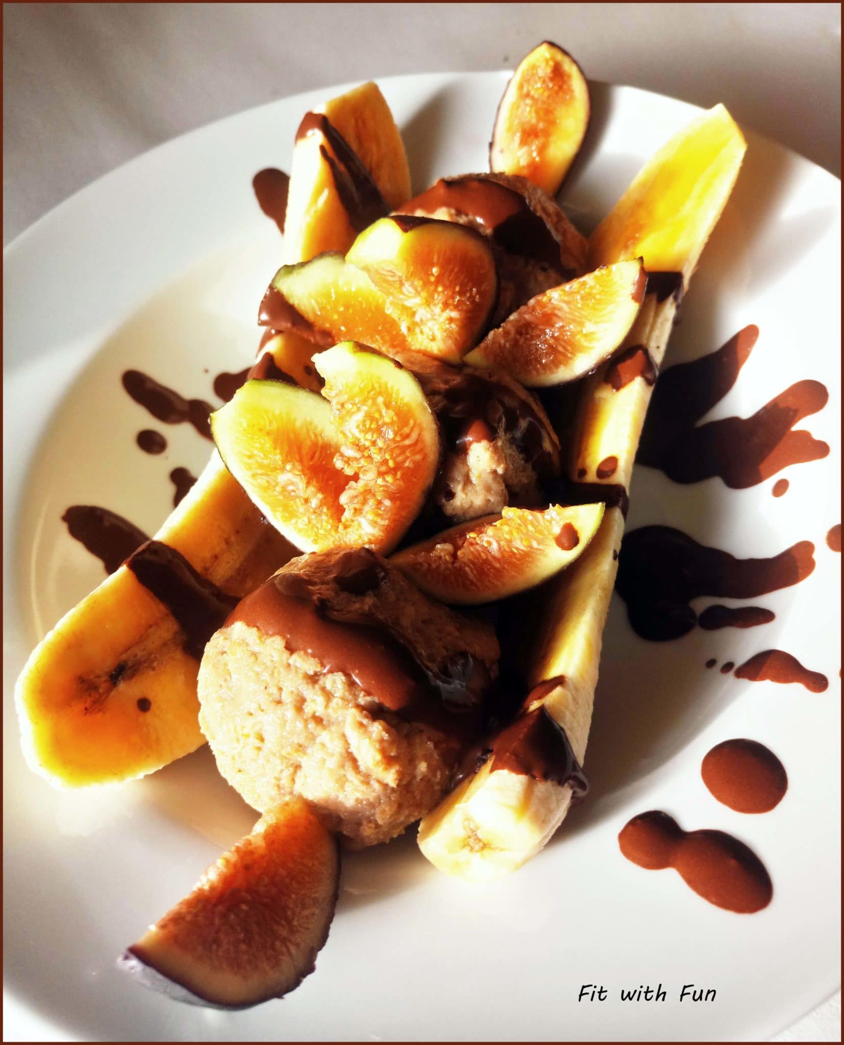 Banana split con frozen porridge al caffè fichi e cioccolato