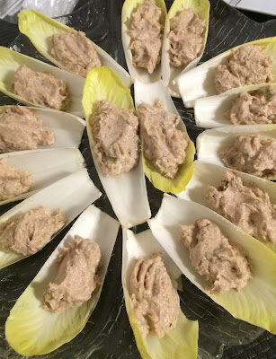 BARCHETTE DI BELGA CON MOUSSE DI TONNO