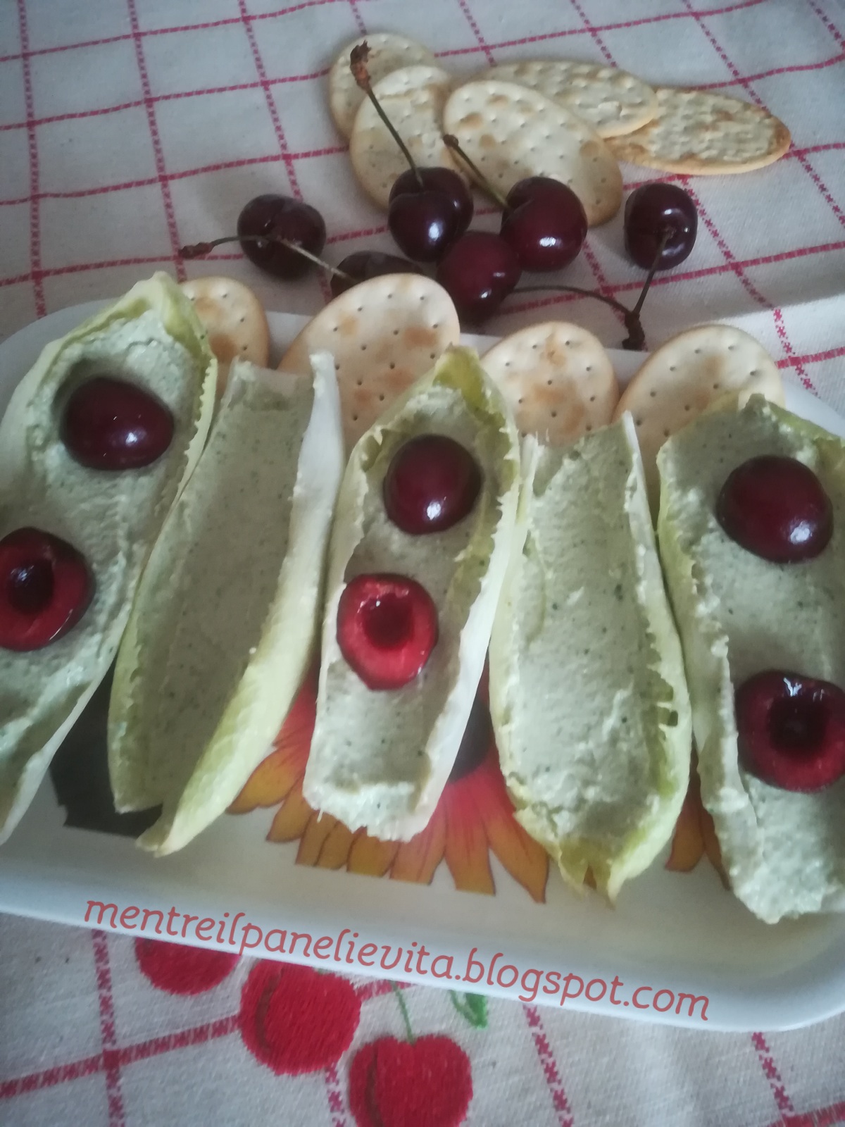 Barchette di indivia con crema di ricotta