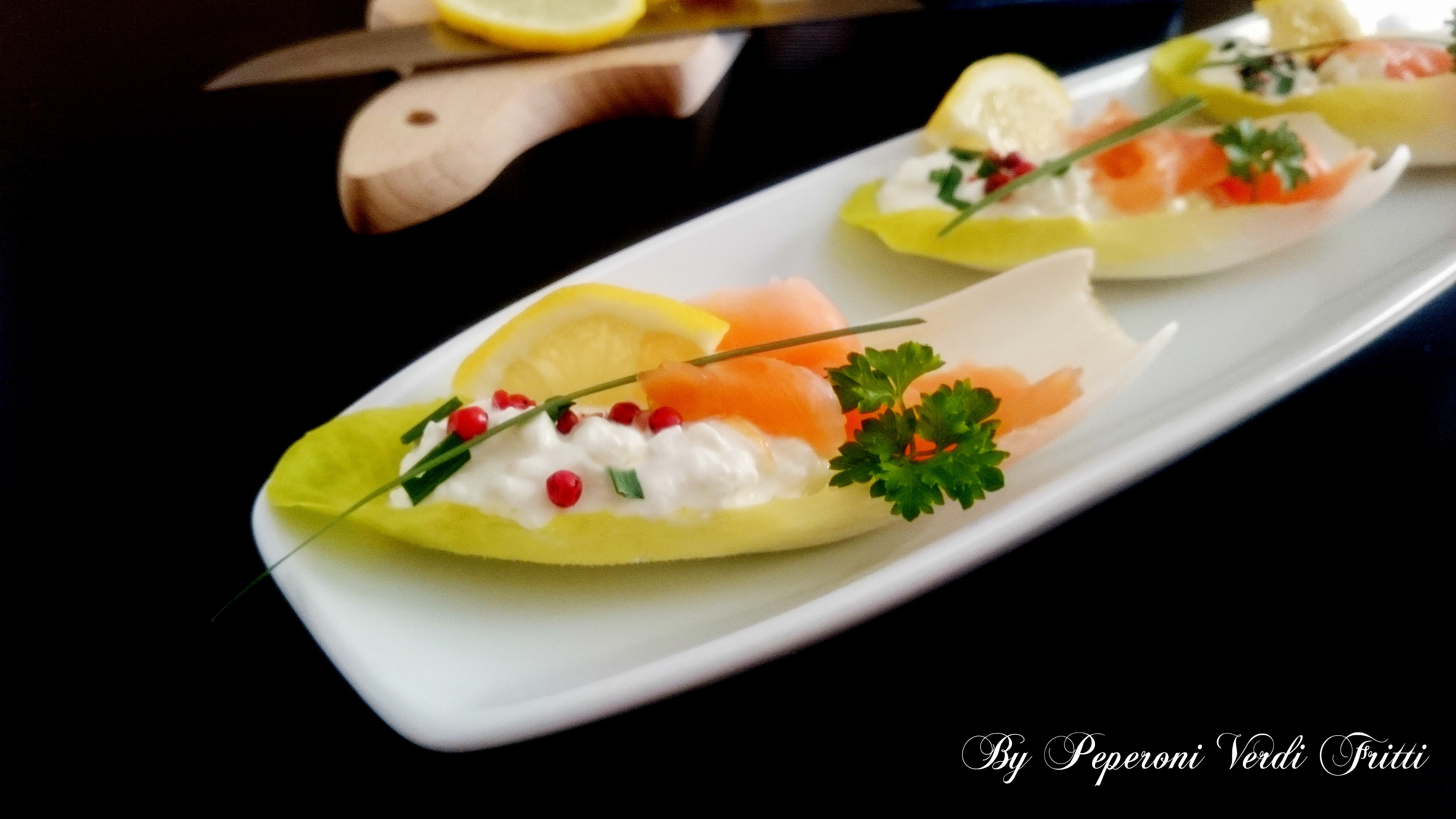 Barchette di indivia con fiocchi di latte e salmone