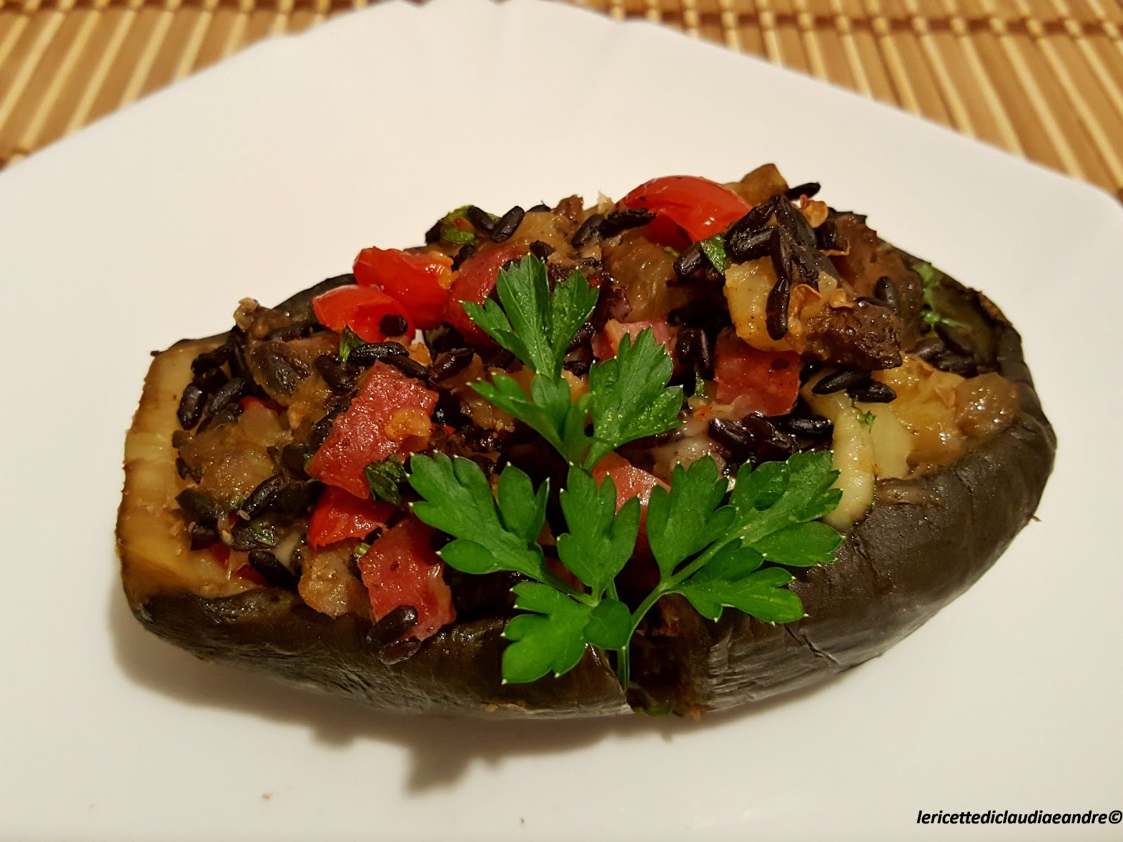 Barchette di melanzane con riso venere, formaggio, salame e pomodorini