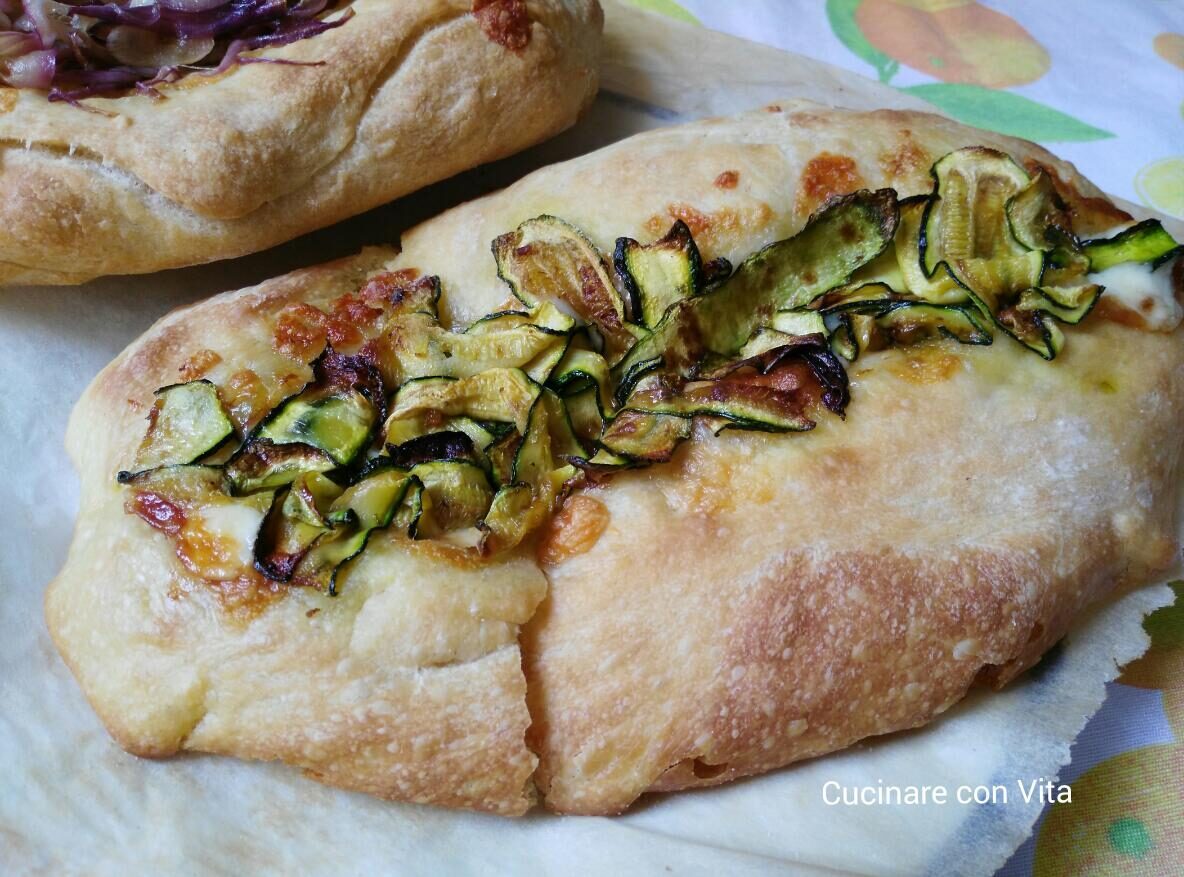 Barchette di pane con zucchine e formaggio