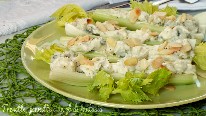 Barchette di sedano con formaggi cremosi e mandorle