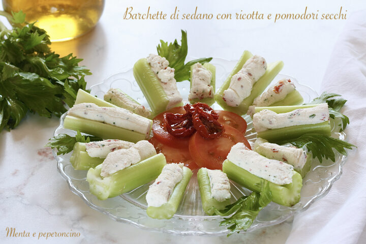 Barchette di sedano con ricotta e pomodori secchi