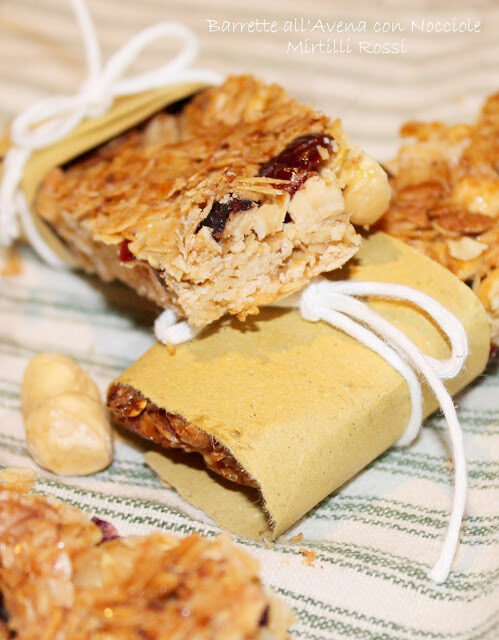 Barrette ai fiocchi d’avena con nocciole e mirtilli rossi