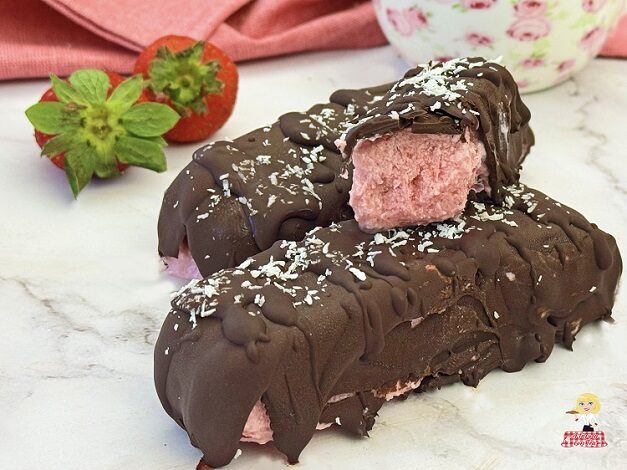 Barrette alla fragola con yogurt e cocco tipo bounty