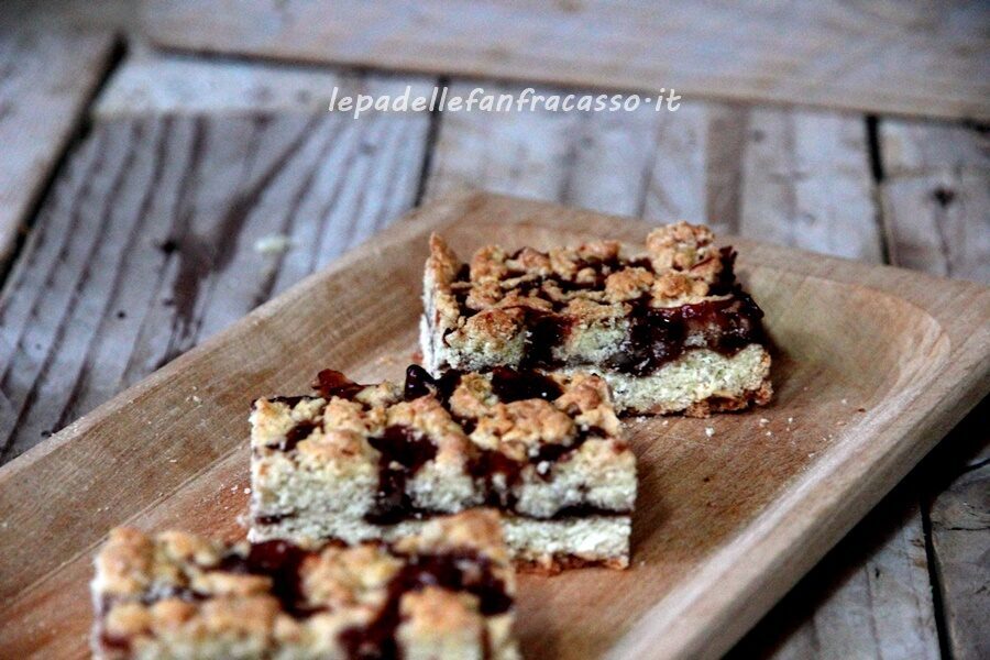 Barrette alle mandorle con marmellata di visciole